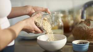 Expertos afirman que comer avena en las noches ayuda a relajar los músculos y disminuye la presión. Foto: Gettyimages.