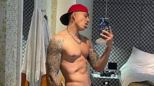 Andy Rivera luce su físico frente a un espejo.