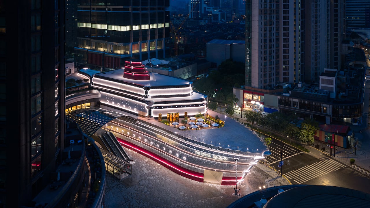 Louis Vuitton presenta ‘The Louis’, un concepto integral de retail, café y exposición en Shanghái