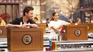 La pareja está compitiendo en el programa de cocina