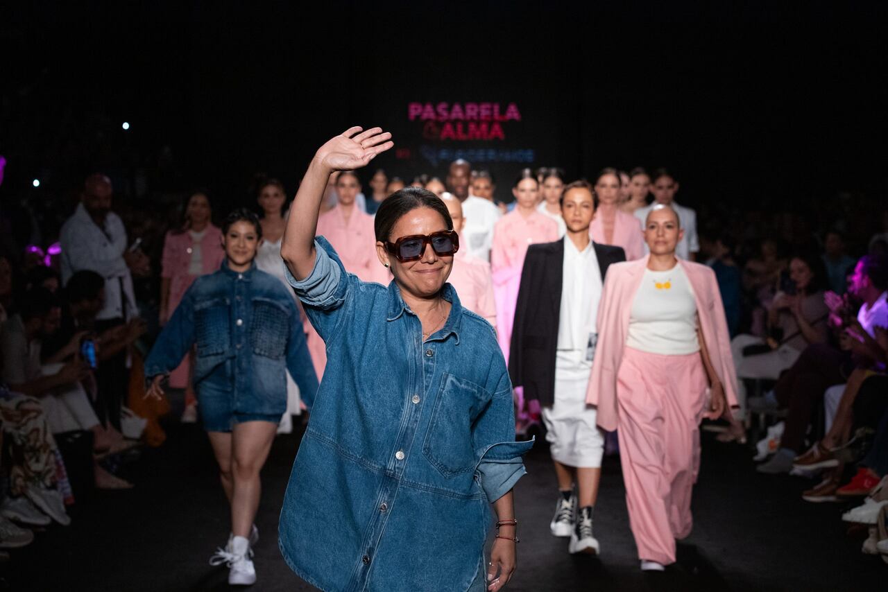 Faride Ramos, pasarela 'Rosa, qué linda eres'