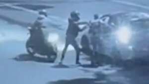 Momento en el que el artista es interceptado por los delincuentes.