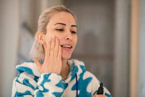 El rostro es de las partes del cuerpo más propensas a tener arrugas y acné. Getty Images.