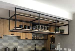 La tendencia industrial se caracteriza por el uso de colores fríos y piezas metálicas.