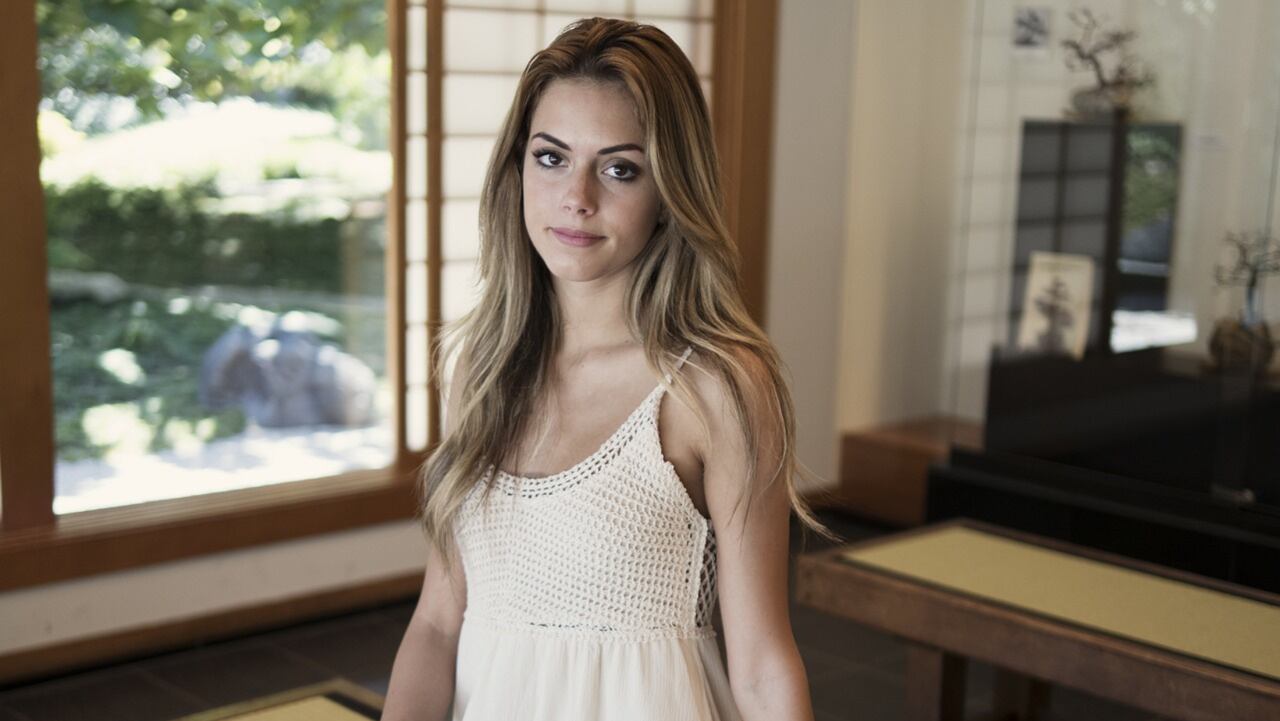 ¿Qué tono de cabello le luce a una mujer muy blanca?