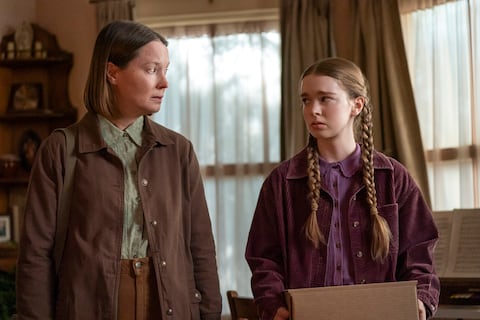 Summer H. Howell (Carrie White) y Samantha Sloyan (su madre, Margaret White) tienen intercambios supremamente intensos.