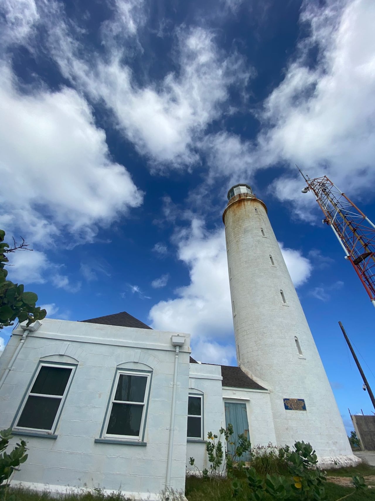 Faro ubicado en un acantilado de Barbados.