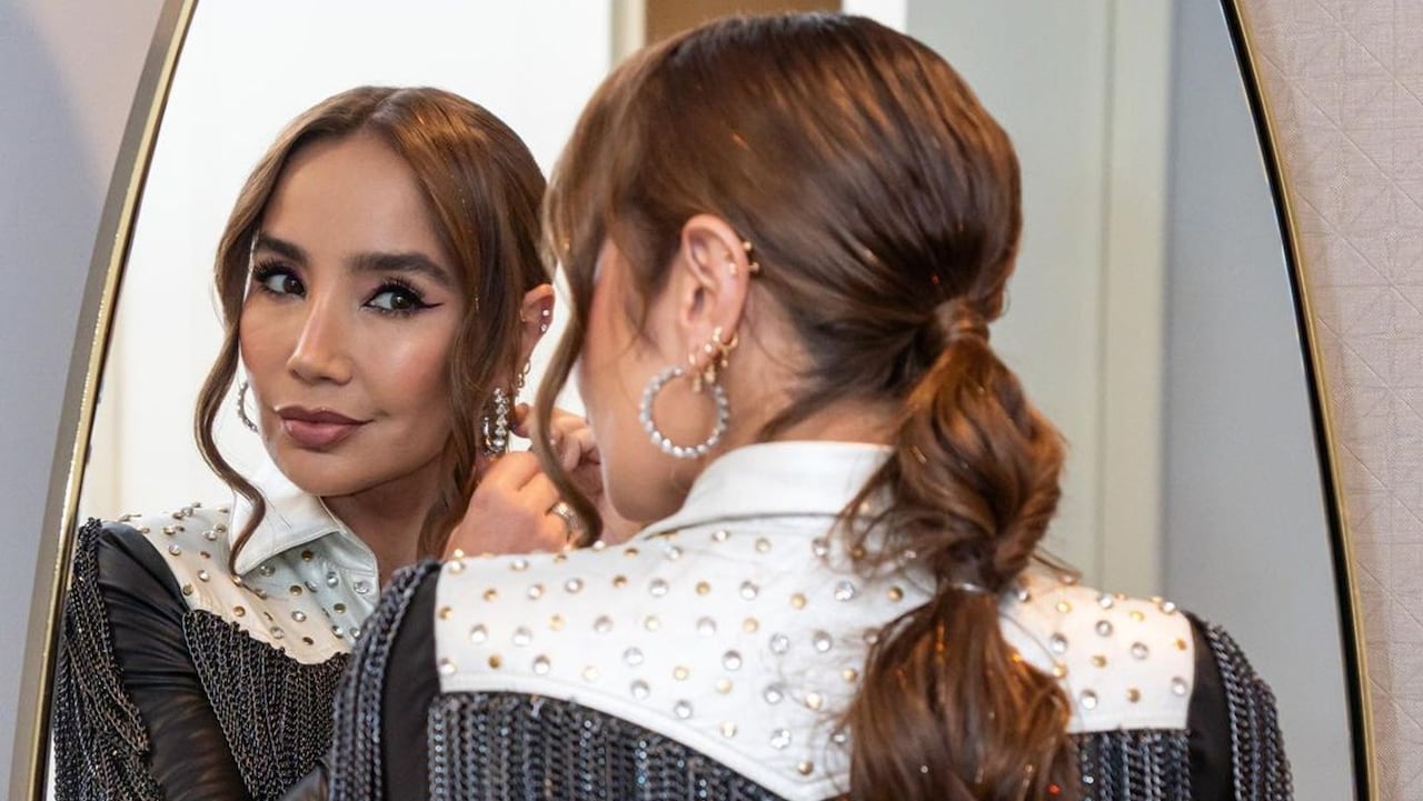 Con atrevida pinta, Paola Jara mostró muy bien sus atributos