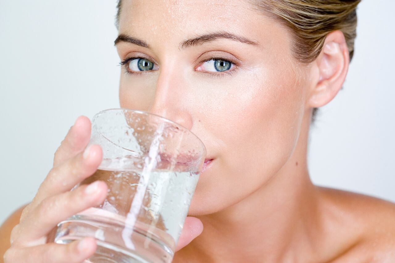 Mujer tomando agua.
