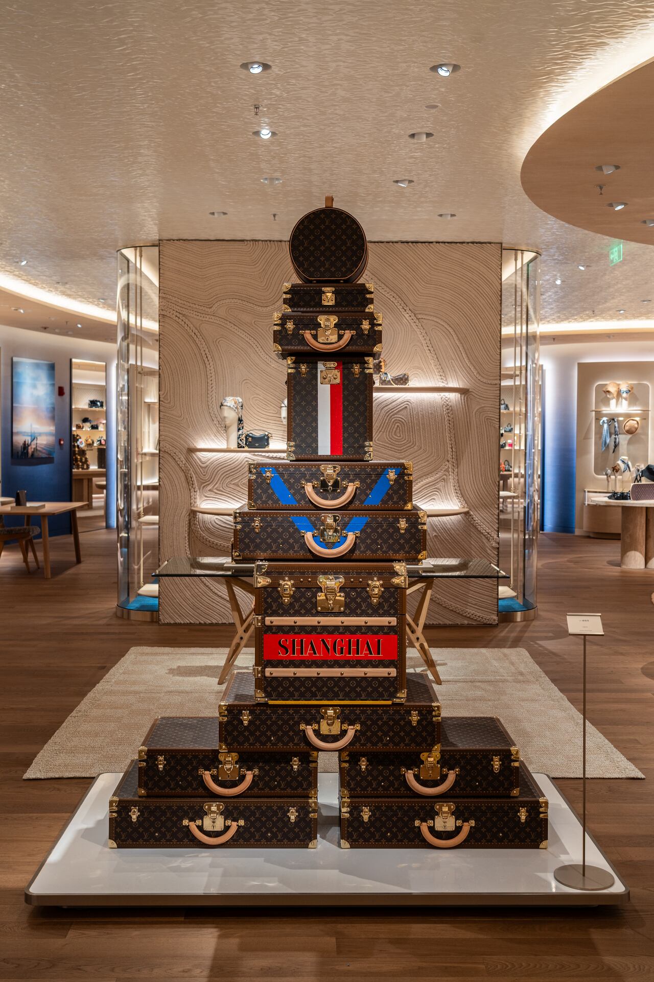 “The Louis” propone una secuencia de salas temáticas donde los visitantes pueden redescubrir el impulso
innovador de Louis Vuitton desde sus comienzos hasta el presente.