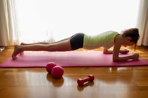 La plancha, además de tonificar el abdomen, ayuda a otras zonas del cuerpo como la espalda.