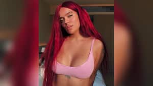 Karol G posa con un top rosado y deja ver su impresionante delantera como atributo