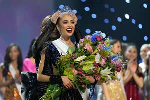 Miss EE. UU. R'Bonney Gabriel reacciona cuando es coronada Miss Universo.