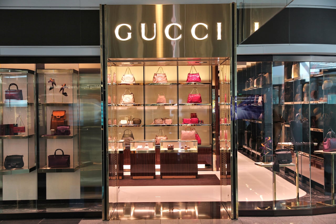 Gucci busca reposicionarse como referente cultural desde una narrativa que celebre el “Made in Italy” en su máxima expresión.
