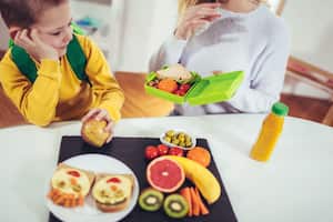 Las loncheras deben ser variadas, nutritivas y consensuadas con los niños. Hay que explicarles la importancia de cada grupo de alimentos.