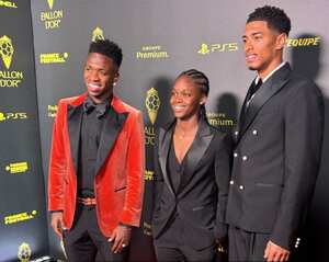 Linda Caicedo posa en la alfombra roja del Balón de Oro, junto a Vinicius Jr y el inglés Jude Bellingham.