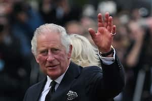 Britain's King Charles III and Britain's Camilla, Queen Consort greet the crowd upon their arrival Buckingham Palace in London, on September 9, 2022, a day after Queen Elizabeth II died at the age of 96. - Queen Elizabeth II, the longest-serving monarch in British history and an icon instantly recognisable to billions of people around the world, died at her Scottish Highland retreat on September 8. (Photo by Daniel LEAL / AFP)