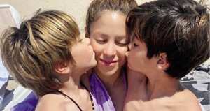 Algunos sectores de la prensa española cuestionan el daño que Shakira les estaría causando a sus hijos al exponer públicamente las críticas contra Piqué y su nueva pareja en sus recientes canciones.