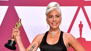 Lady Gaga posa con el premio a la Mejor Canción Original por "Shallow" en la sala de prensa durante Hollywood y Highland el 24 de febrero de 2019 en Hollywood, California.