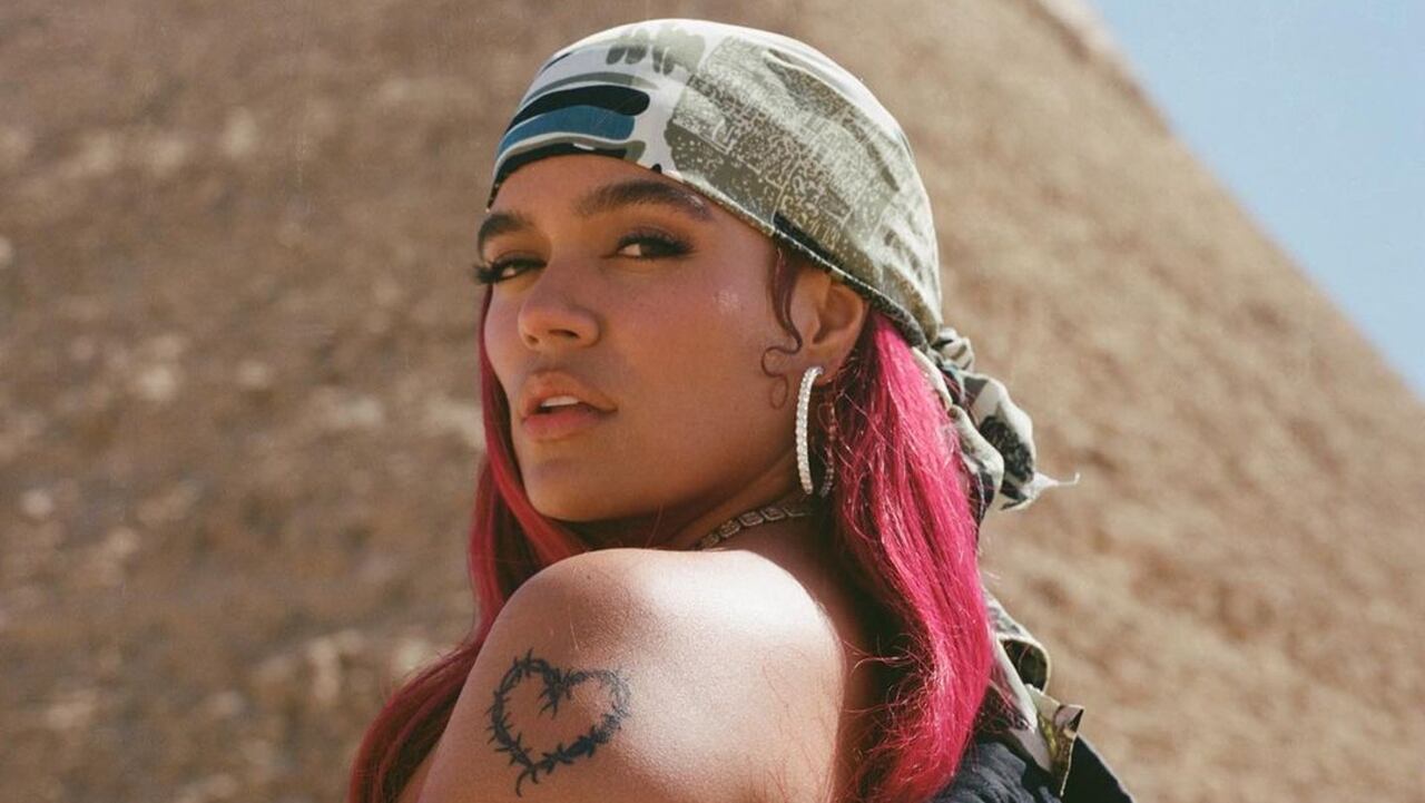 "Parece una sábana": el polémico traje de Karol G que desató comentarios divididos