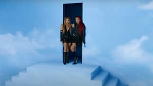Shakira y Karol G en el final de TQG. Foto: YouTube Karol G.