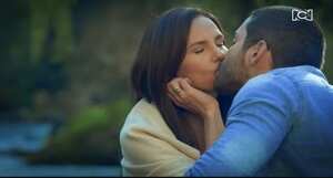 El primer beso apasionado entre los personajes que interpretan Paola Turbay y Sebastián Carvajal, en Ana de Nadie, una arquitecta y un periodista.