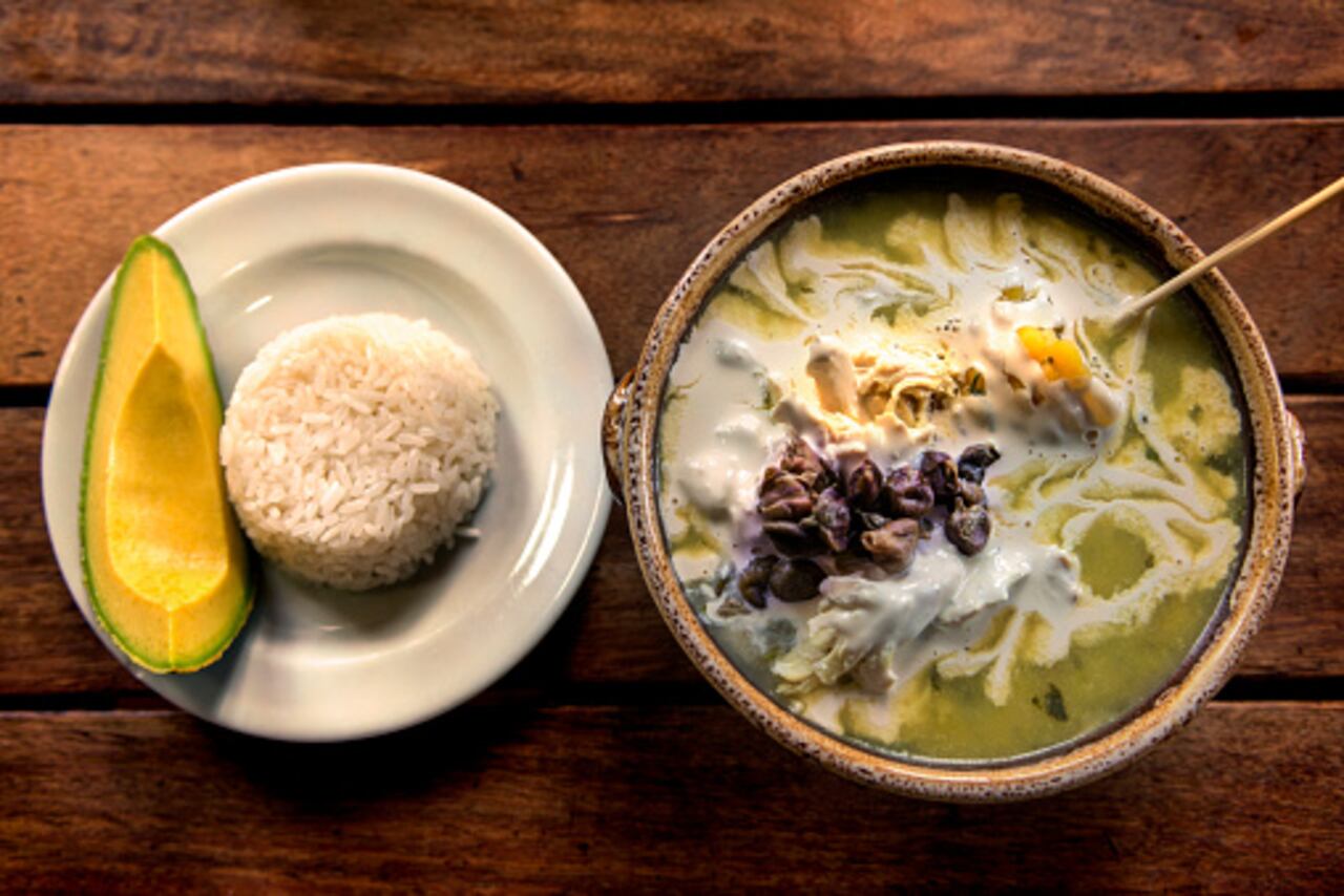Es un plato típico colombiano que lleva guascas.