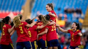 lexia Putellas de España celebra después de marcar un gol durante el partido amistoso internacional femenino entre España y Brasil en el Estadio José Rico Pérez el 07 de abril de 2022 en Alicante, España.