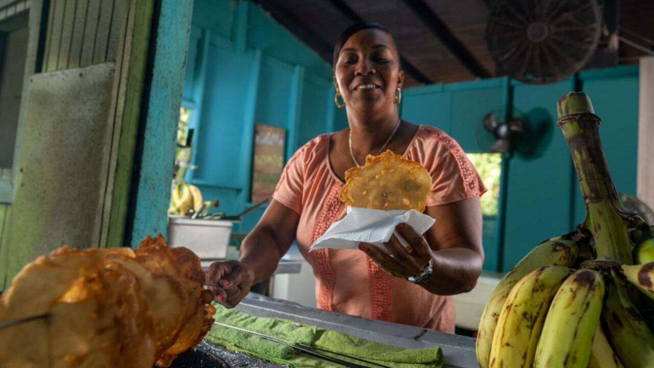Fritura de los famosos bacalaitos, en Kiosko Los Dos Pinos en Loíza, Puerto Rico