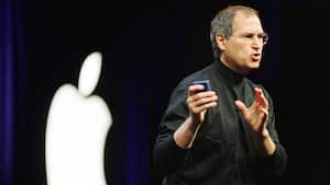 Steve Jobs en el discurso de apertura en Macworld el 7 de enero de 2002 en San Francisco, CA. Jobs presentó nuevos productos, incluido un nuevo iBook y el iMac actualizado, y software.
