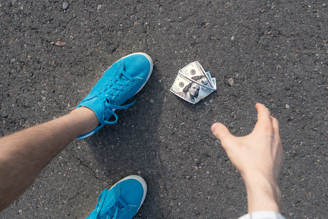 Encontrar dinero en la calle puede ser una señal de buena suerte o de que su ángel se está intentado comunicar, según expertos.