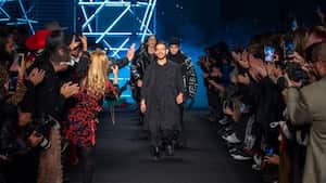 Humberto Cubides presentando la colección PAKAL AW de la marca Cubel, durante Bogotá Fashion Week 2022