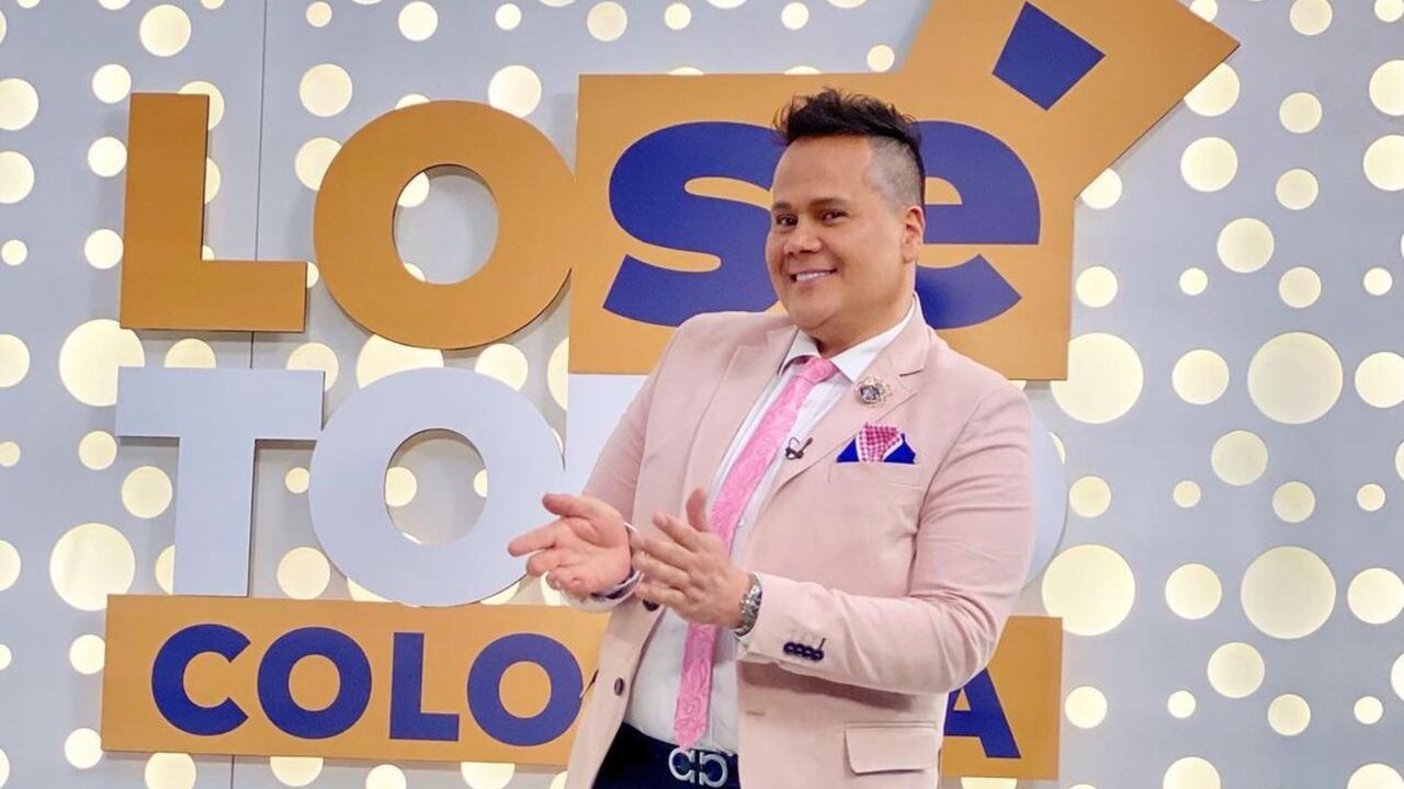 El periodista hizo el anuncio durante una emisión en vivo.