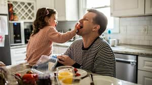 Padre e hija compartiendo tiempo juntos.