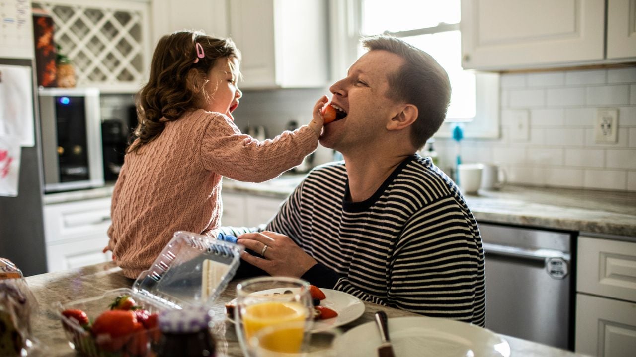 Padre e hija compartiendo tiempo juntos.