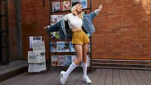 Danna Paola luciendo calzado normcore.