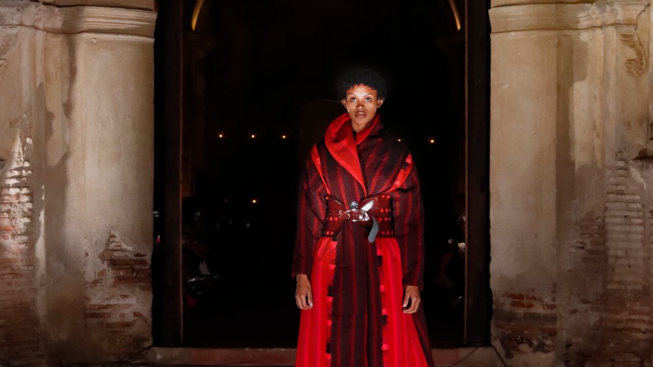 Juan Pablo Socarrás presenta la colección ‘Achik´an’ en el marco de la semana de la moda de Guatemala.