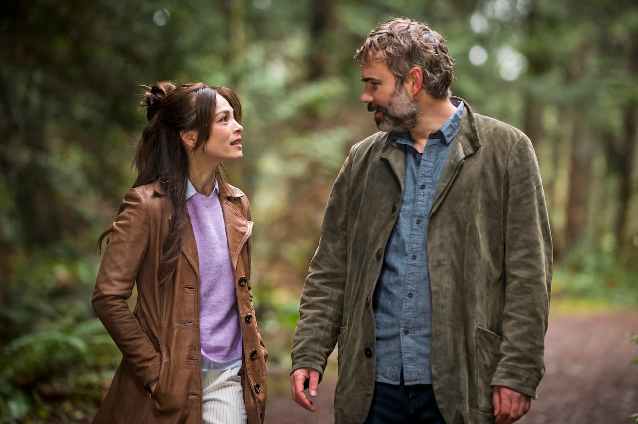 Kristin Kreuk da vida a Cassandra Lee, una librera que se convierte en el principal interés amoroso de Karl.