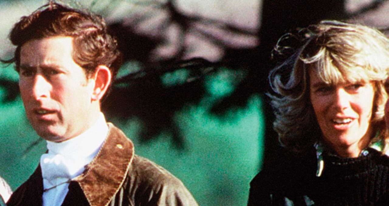 Lady Di fue, durante algún tiempo, amiga de Camilla. Carlos y Camilla se conocieron en 1971, él se enamoró locamente, pero nunca se lo confesó. Ella lo usaba para darle celos a Andrew Parker Bowles.