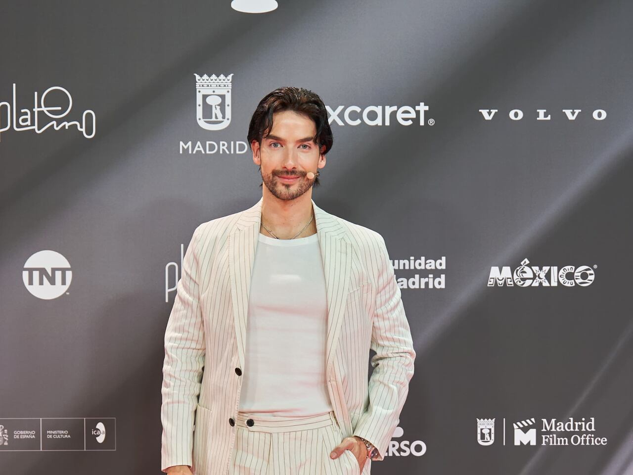 Carlos Torres deslumbra en Madrid con un look de Tommy Hilfiger en los Premios Platino.