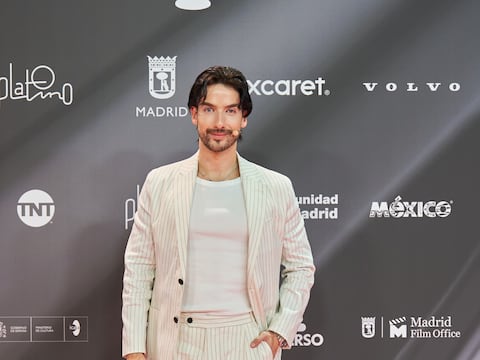 Carlos Torres deslumbra en Madrid con un look de Tommy Hilfiger en los Premios Platino.