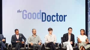 BEVERLY HILLS, CA - 06 DE AGOSTO: (LR) Los actores Richard Schiff, Hill Harper, el productor ejecutivo David Shore, el actor Freddie Highmore, el productor ejecutivo Daniel Dae Kim, los actores Antonia Thomas y Nicholas Gonzalez de "The Good Doctor" hablan en el escenario durante el Disney /ABC Television Group parte de la gira de prensa de la Asociación de Críticos de Televisión de Verano de 2017 en el Hotel Beverly Hilton el 6 de agosto de 2017 en Beverly Hills, California. (Foto de Frederick M. Brown/Getty Images)