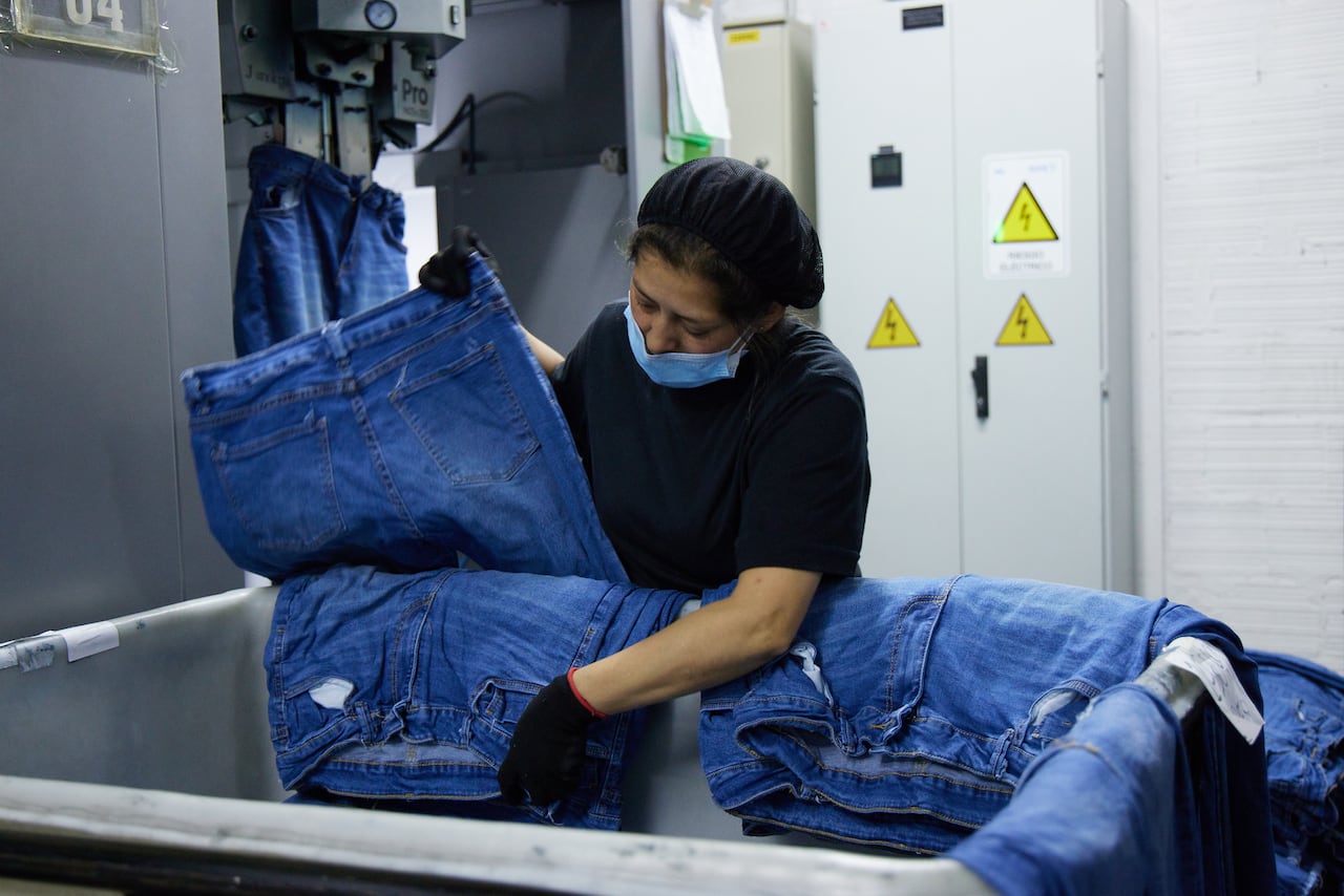 Trabajadora de Pat Primo, una de las primeras marcas de moda del país