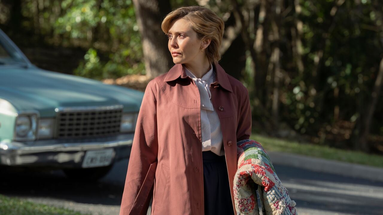 El 27 de abril llegó a HBO Max Love & Death, serie creada por David E. Kelley. La producción narra la historia de la asesina Candy Montgomery, personaje real encarnado por Elizabeth Olsen y que acabó con la vida de la esposa de su amante.