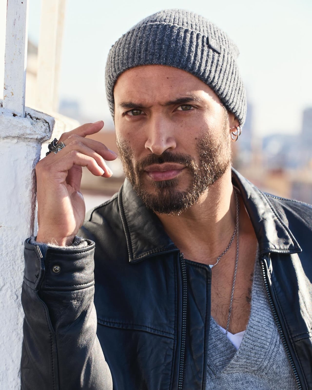 Édgar Vittorino ha forjado una trayectoria actoral sólida, caracterizada por su honestidad artística, su capacidad para transformarse y una entrega total a cada papel que asume.