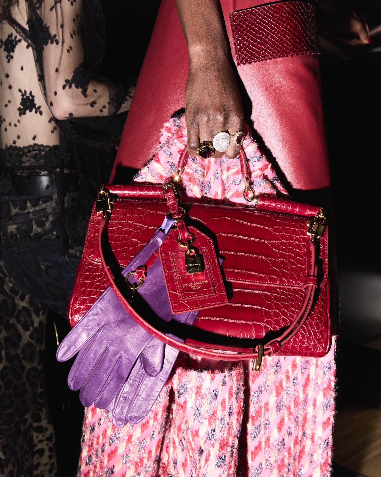 Dolce & Gabbana lleva los tejidos y detalles asociados con los interiores sicilianos al guardarropa, desde el damasco hasta la pasamanería y los bordados.