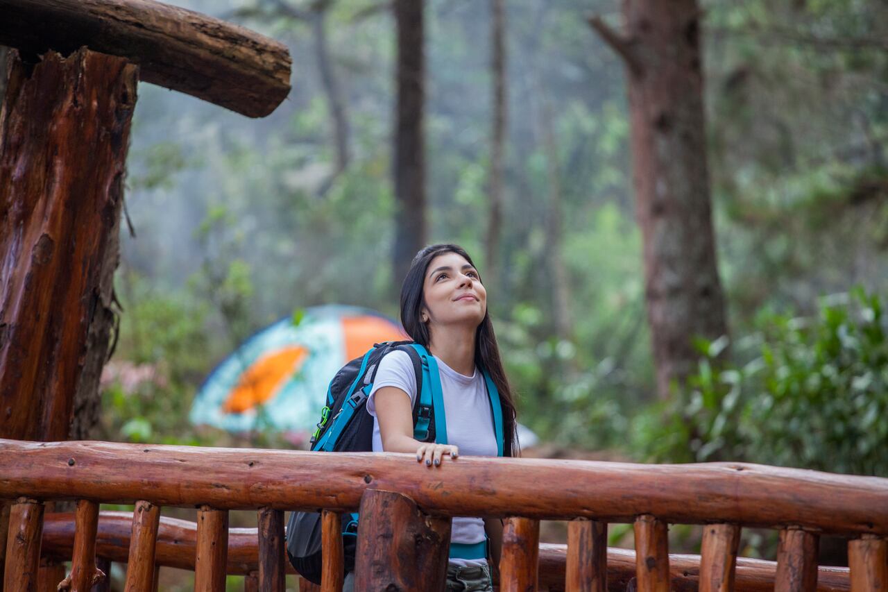 Joven disfrutando de la vista en un parque natural de Medellín.