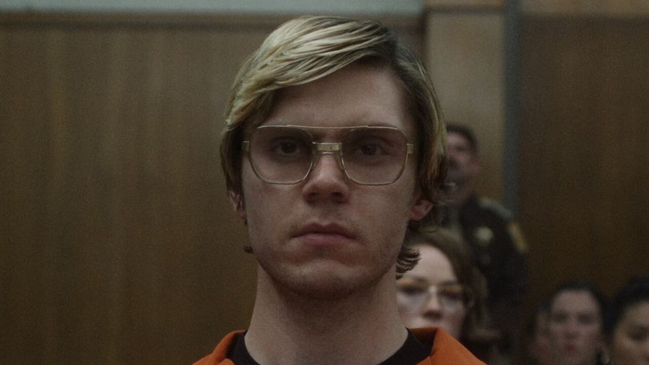Evan Peters en el papel de Jeffrey Dahmer.