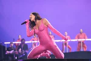 BARCELONA, SPAIN - JUNE 01: Dua Lipa performs in concert at Palau Sant Jordi on June 01, 2022 in Barcelona, Spain. (Photo by Xavi Torrent/Redferns)