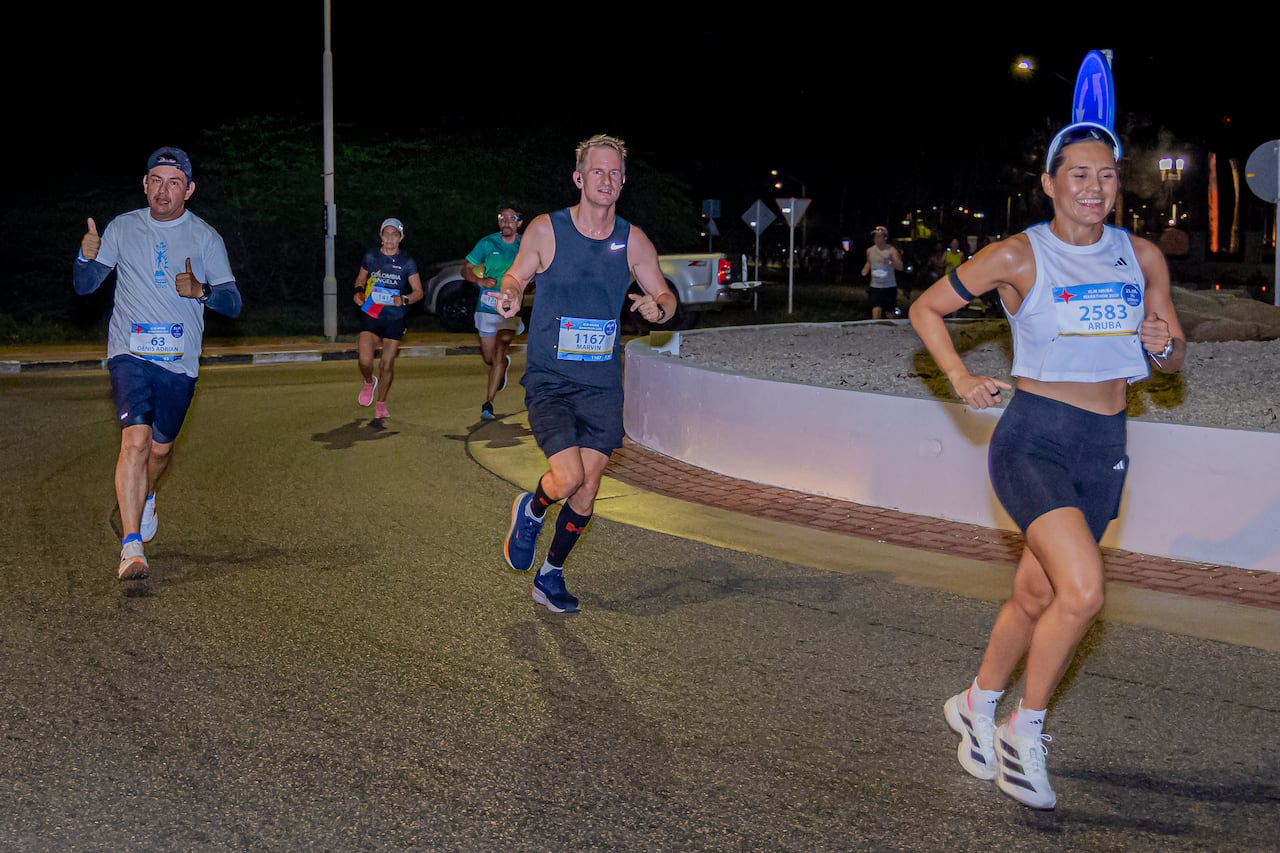 Natalia Arbeláez brilla en Aruba: gana los 21K de la KLM Marathon 2025 y deja en alto el nombre de Colombia